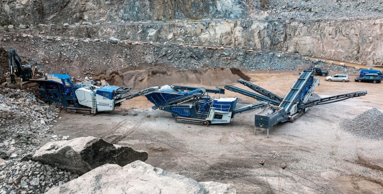 Tren central interconectat cu o opțiune de alimentare externă  Funcționarea ecologică este posibilă și în locații în care electricitatea nu poate fi furnizată din cauza lipsei de infrastructură. Versiunea electrică a centralelor Kleemann poate fi operată și autonom cu motorină HVO durabilă.