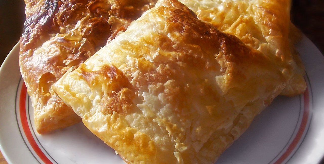 Războiul din Piața Amzei: Croissantul elitelor vs. Merdeneaua lui nea Mihai. Cine câștigă bătălia amprentei de carbon?