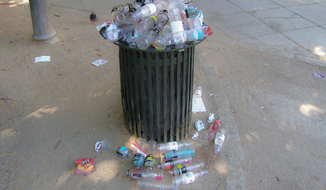 Reciclarea plasticului intră într-o nouă bătălie europeană: ce vrea, de fapt, Comisia prin „Call for Evidence” privind sustenabilitatea tehnologiilor de reciclare