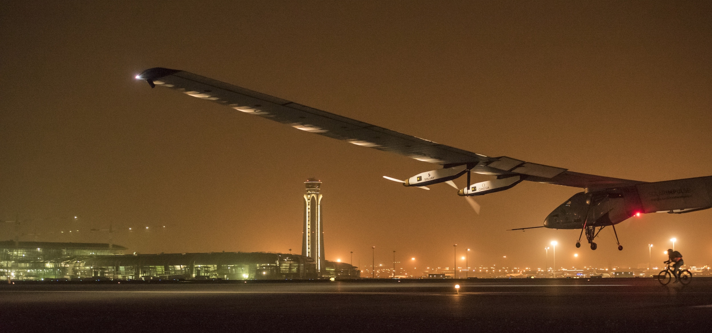 Solar Impulse 2, avionul propulsat doar cu energie solară, şi-a reluat zborul către Hawaii/VIDEO