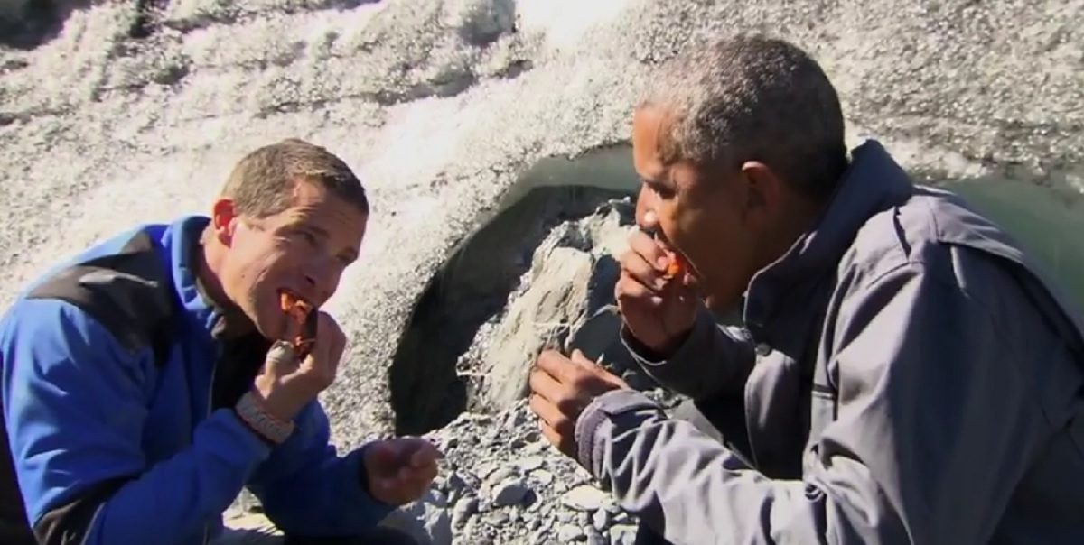Barack Obama și Bear Grylls au mâncat resturi de somon lăsate de un urs - VIDEO