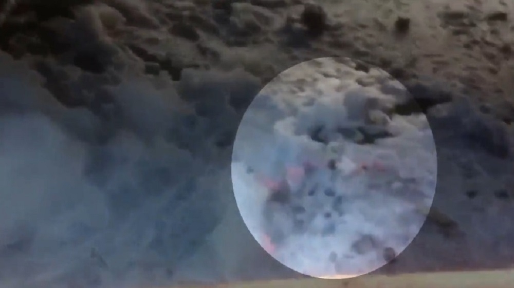 Lacul atât de poluat încât este acoperit cu spumă și ia foc - VIDEO