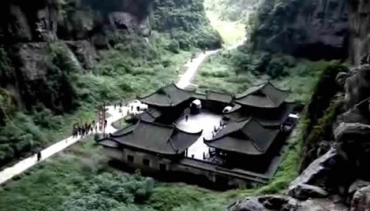 Platformă din sticlă, loc inedit de vizionare a unui parc geologic din China - VIDEO