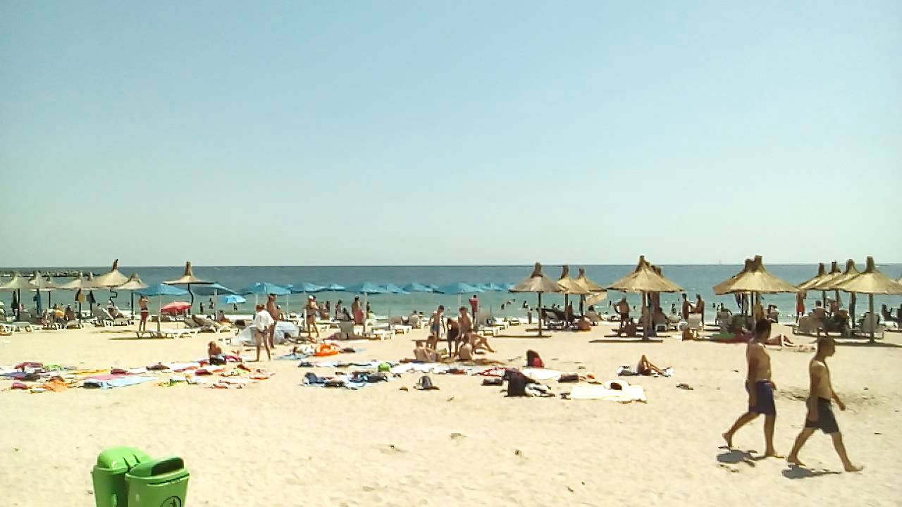 Depoluarea unei porţiuni de plajă din staţiunea Mangalia