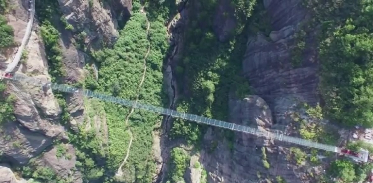 China a inaugurat cel mai lung pod de sticlă din lume - VIDEO
