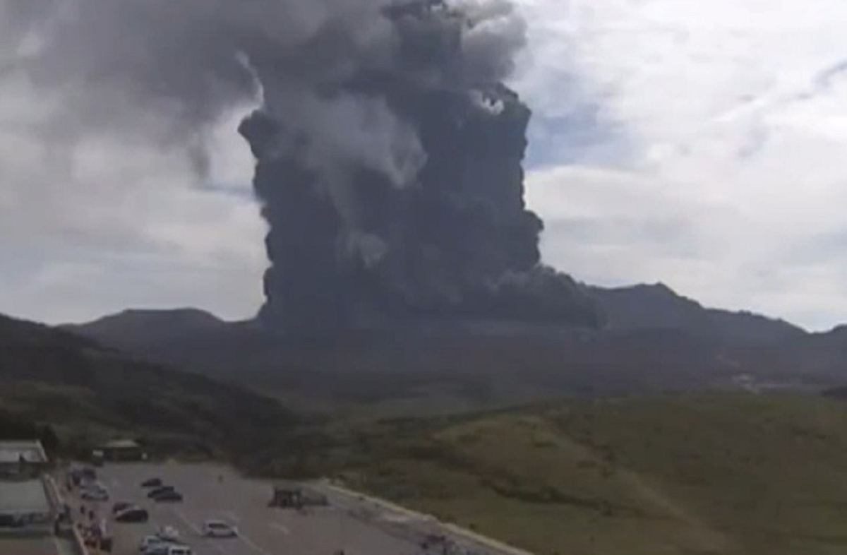 Vulcanul Aso din Japonia a erupt - VIDEO