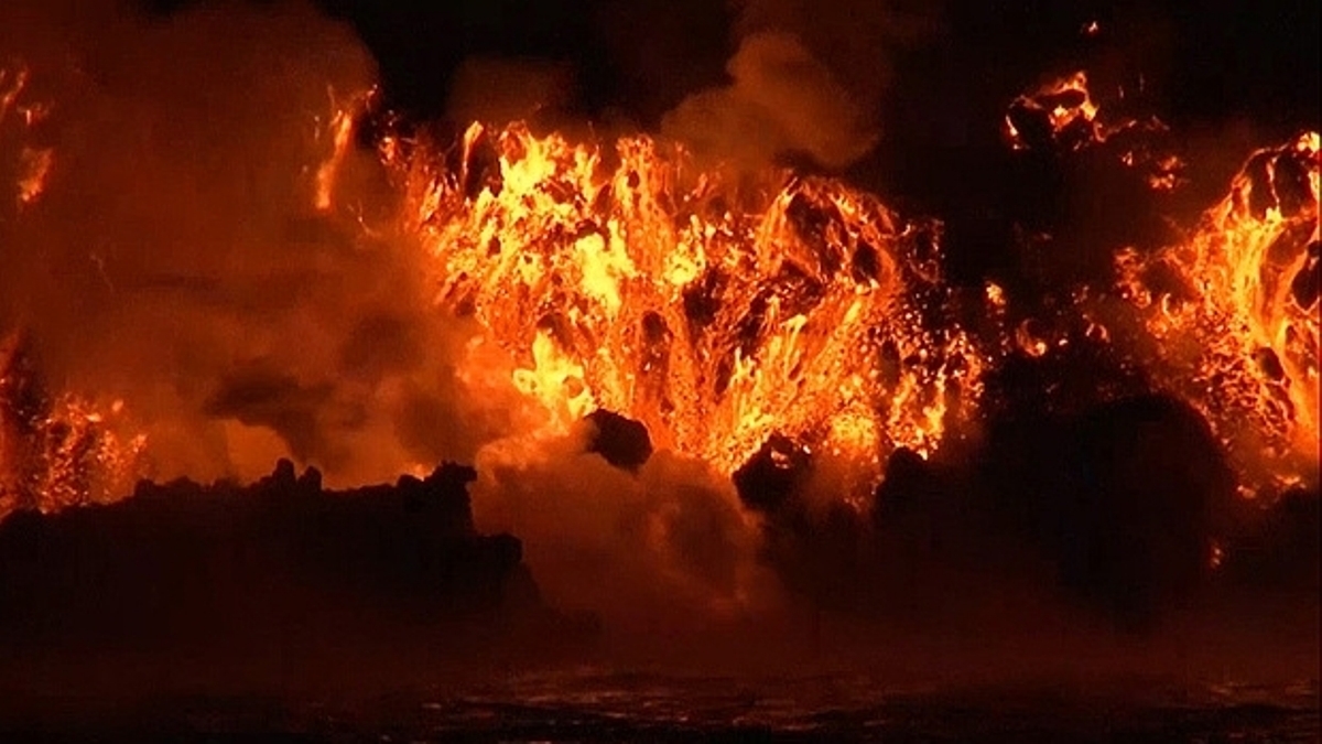 Imagini apocaliptice în Galapagos: Râurile de lavă care se scurg în ocean, după o erupţia Vulcanului Wolf, pot afecta iguanele roz/ VIDEO